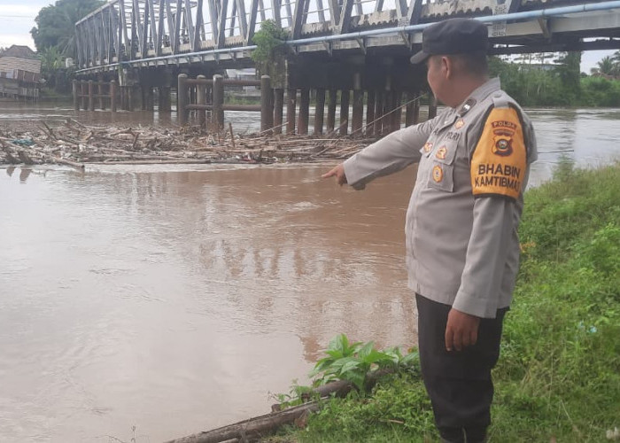 Antisipasi Keselamatan Warga  Dari Bencana Alam,  Polsek Muara Kuang Cek Debit Arus Sungai Ogan