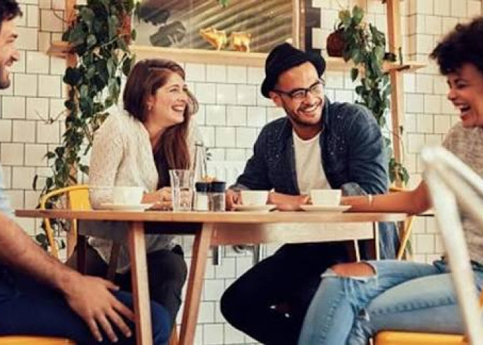 Bukan Hanya Ramah, Ini 10 Tipe Orang yang Akan Memiliki Banyak Teman di Tempat Kerja