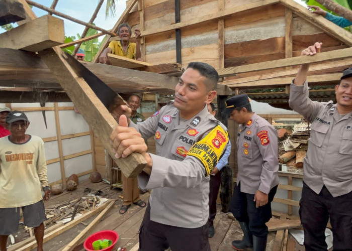 Polres Ogan Ilir Salurkan Bantuan untuk Korban Puting Beliung