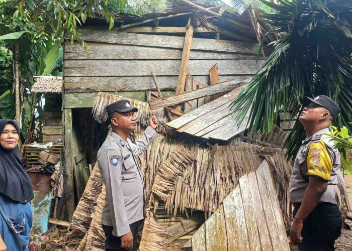 Korban Rumah Ambruk, Dapat Bantuan  Sembako Polsek Tanjung Raja dan BPBD