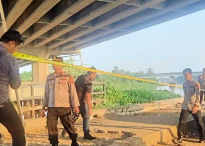 Pasang Garis Polisi Cegah Warga Lakukan Pencarian yang Diduga Emas di Sungai OKI