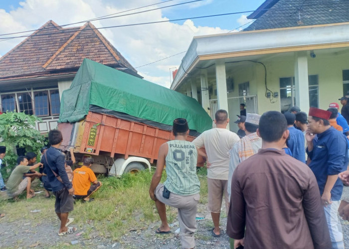 Diduga Ngatuk, Truk Muatan Beras Tabrak Masjid Al Ikhlas  Ogan Ilir 