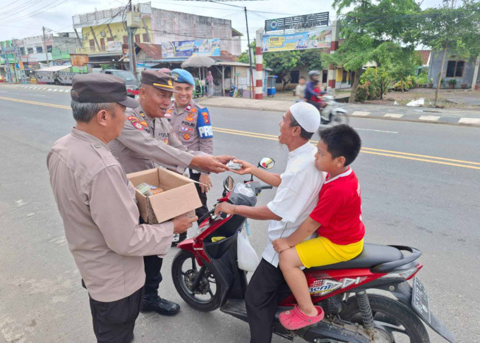 Polsek Indralaya Bagikan Takjil Bagi Pengendara Melintas