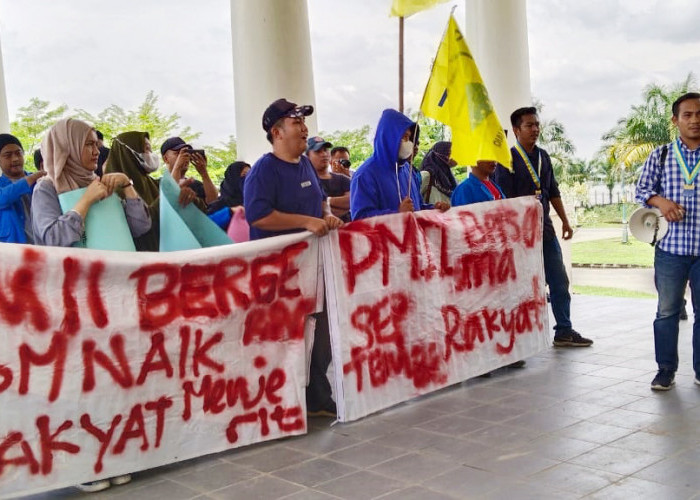 Puluhan Massa PMII Ogan Ilir Gelar Aksi di Gedung DPRD, Minta Pemerintah Turunkan Harga BBM