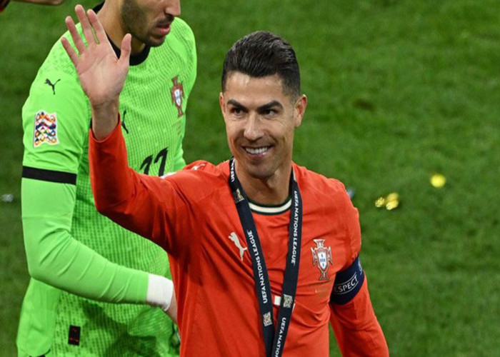 Cristiano Ronaldo Kirim Jersey ke Donald Trump, Ingatkan Pesan Perdamaian