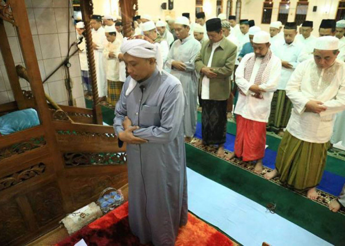 Umat Muslim Wajib Tahu Hukum Membaca Doa Qunut dan Manfaatnya