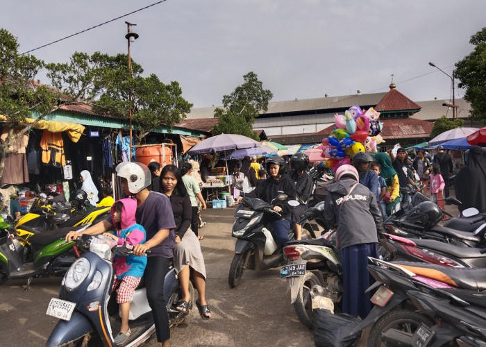 Jelang Tahun Baru 2025, Pasar Tradisional di Palembang Ramai