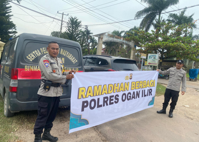 Polres Ogan Ilir Berbagi Takjil dan Sampaikan Himbauan Tertib Berlalu Lintas