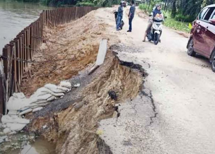 Jalan Antara 2 Desa di Perbatasan OKI dan Ogan Ilir Terkikis Parah, Jika Tak Hati-hati Pengendara Masuk Sungai