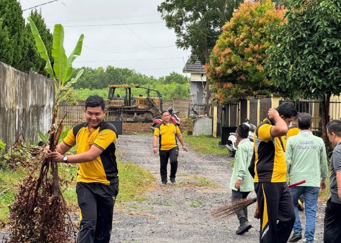 Arahan Presiden RI Peduli Kebersihan, Polres Ogan Ilir dan jajaran Polsek Aksi Bersih-Bersih