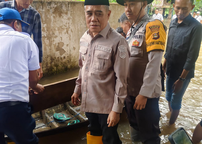 Wabup Ogan Ilir Tinjau Lokasi Banjir, Polsek Muara Kuang Lakukan Patroli di Daerah Terdampak