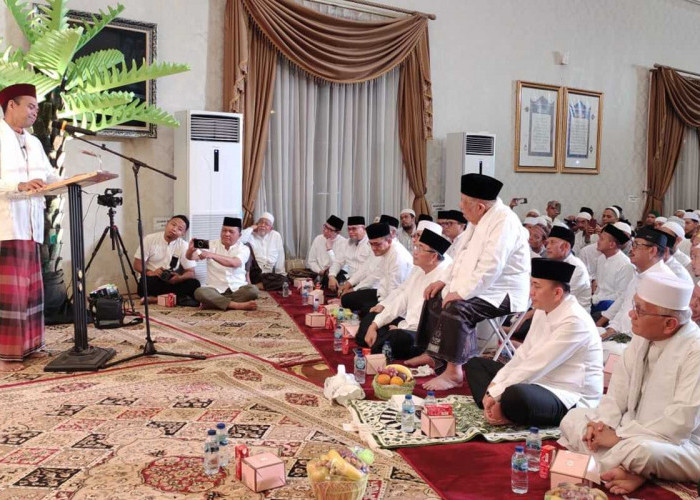 Hadiri Haul Ibunda H Halim, UAS Puji Syiar Islam Palembang