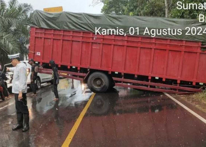 Fuso Terperosok, Jalintim Palembang-Betung Macet Total