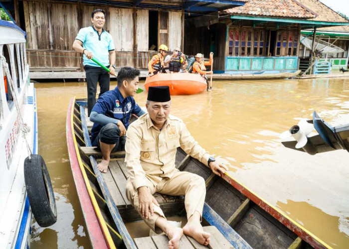 Gunakan Perahu, Pj Bupati Muba Berikan Bantuan Korban Banjir