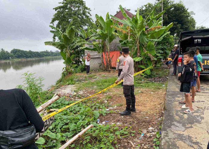 Personel Polsek Tanjung Raja Gercep Tangani Longsor di Desa Serijabo