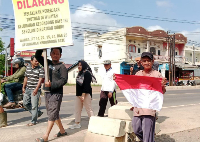 Warga 4 RT Pangkalan Balai Protes Pembangunan Trotoar Tanpa Bangun Siring