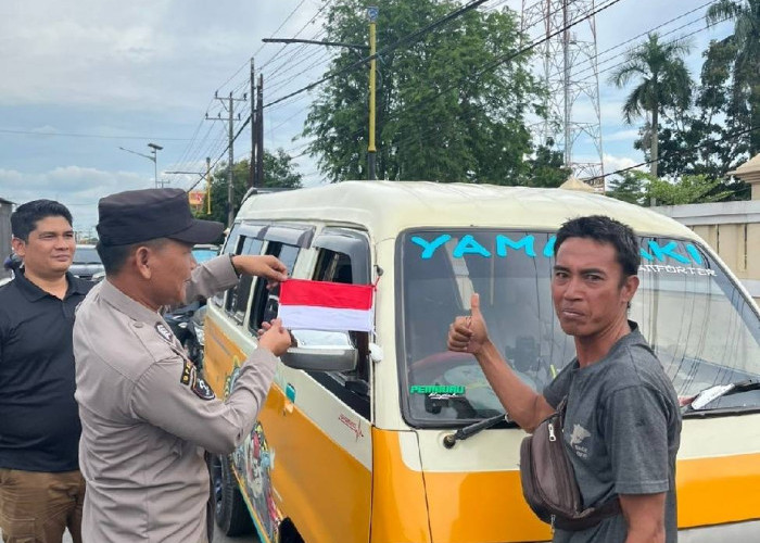 HUT ke 80 RI,  Sat Intelkam Polres Ogan Ilir dan Polsek Indralaya Pasang Bendera Merah Putih di Kendaraan 