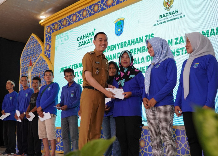 356 Petugas Kebersihan Terima Zakat dari Baznas OKI