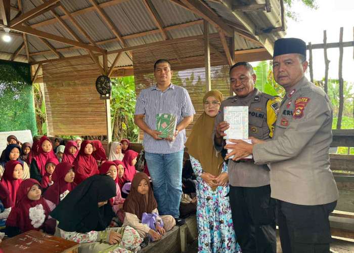 Polsek Indralaya  Bagikan Alquran Ke Rumah Tahfidz Ammalatul Quran Yatim Duafa