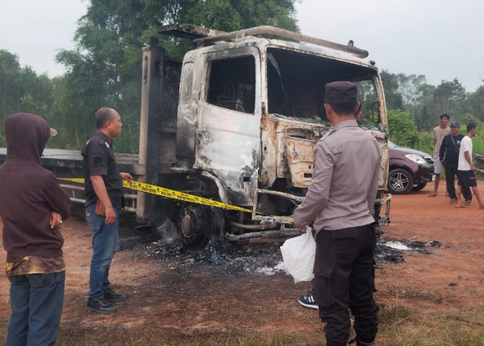 Tim INAFIS Polres Ogan Ilir Lakukan Olah TKP Penemuan Jenazah dalam Mobil Terbakar