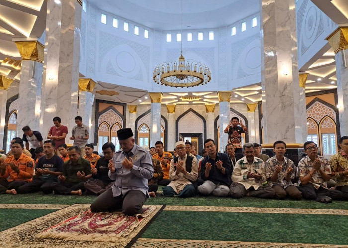 Sekda Ogan Ilir Jadi Imam Masjid Agung An-Nur