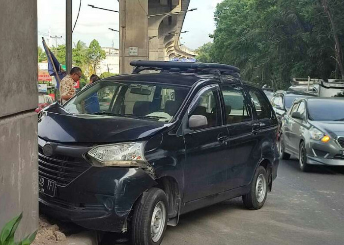 Hindari Motor, Mobil Xenia Banting Setir Malah Tabrak Tiang LRT Palembang, Dihantam Mobil Lain dari Belakang 