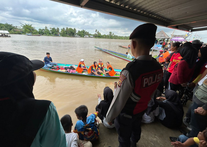 Polsek Pemulutan  Lakukan Pengamanan Perlombaan Perahu Bidar Mini di Desa Sembadak Ogan Ilir