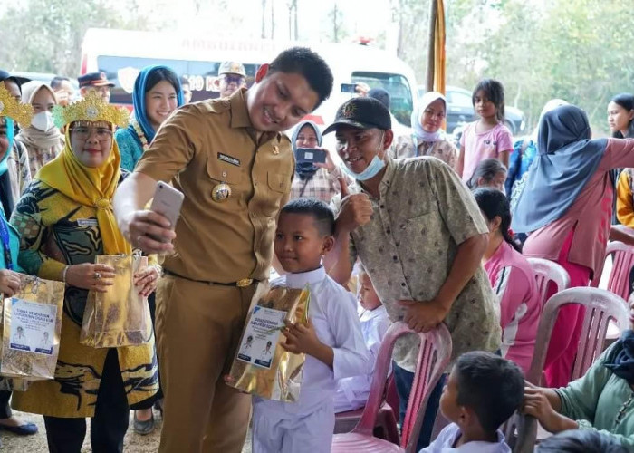 Bupati dan Ketua PKK Ogan Ilir Monitoring Khitanan Massal