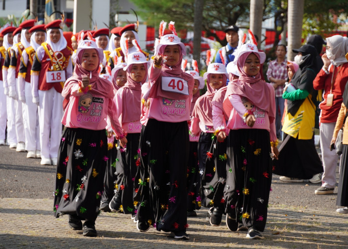 Ratusan Pelajar di OKI Ramaikan Lomba Gerak Jalan dengan Kostum Unik