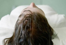 5 Efek Keseringan Tidur dalam Keadaan Rambut Basah