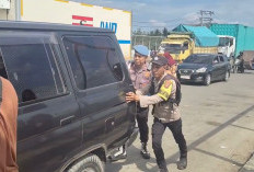 Aksi Sigap Polisi di Indralaya, Personel Polres Ogan Ilir  Bantu Perbaiki Mobil Pemudik di Tengah Kemacetan