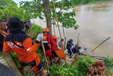 Tim Gabungan Polres Ogan Ilir dan Polres OKI Evakuasi Mayat Pria Pengemudi Speedboat  di Sungai Ogan
