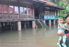 Puluhan Rumah  di Rambang Kuang Ogan Ilir Terendam Banjir, Polsek Muara Kuang Berikan Bantuan Sembako