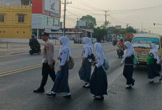 Polsek Indralaya Laksanakan Strong Point dan Pengaturan Lalu Lintas Kepada Pelajar