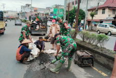 Korem 044/Gapo Laksanakan Penambalan Jalan Berlubang Dukung Kelancaran Arus Mudik Lebaran