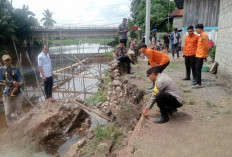 Polsek Tanjung Raja Cek Lokasi Longsor di Desa Pinang Mas, Dua Rumah Warga Terdampak