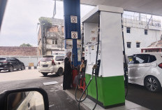 Lebaran, Pegawai SPBU Kenakan Baju Muslim