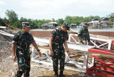 Tinjau Pembangunan Jembatan Gantung, Danrem 044 Gapo Bagikan Sembako