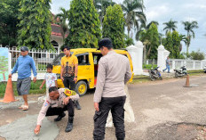 Polres Ogan Ilir Dukung Program Belida Polda Sumsel,  Timbun Jalan Berlobang di Desa Permata Baru
