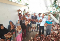 Tradisi Terjaga, Ketua RT di Palembang Bagikan 180 Ekor Ayam 