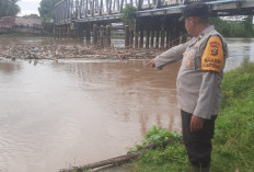 Personel  Polres Ogan Ilir  Cek  Debit Air  Sungai  di Muara Kuang  dan Pemulutan