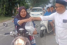 Wakil Ketua DPRD Luwu Utara Bersama Kader NasDem Berbagi 1.500 Takjil
