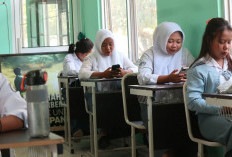 Polandia Larang Pelajar Gunakan Ponsel di Sekolah
