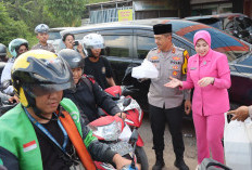 Polres Ogan Ilir Bersama Bhayangkari Bagikan Takjil Ramadan  2026
