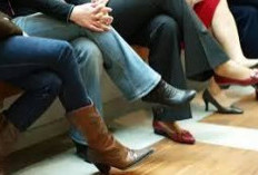 7 Tanda Kepribadian Seseorang yang Selalu Menggoyangkan Kakinya saat Duduk
