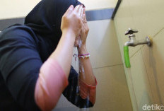 Bagaimana Hukumnya Berwudhu di Kamar Mandi yang Ada WC-nya?