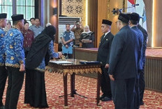 Kasat Pol PP Ogan Ilir Dijabat Wanita Muslimah Bercadar