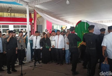 Alex Noerdin Dimakamkan Secara Kedinasan, Gubernur Sumsel Jadi Inspektur Upacara