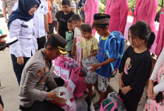 Polres Ogan Ilir Bersama Bhayangkari Salurkan Perlengkapan Sekolah,  Anak-Anak Korban Kebakaran