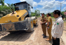 Jawab Instruksi Bupati Muba, Pemerintah Kecamatan Bayung Lencir Gotong Royong Perbaiki Jalan